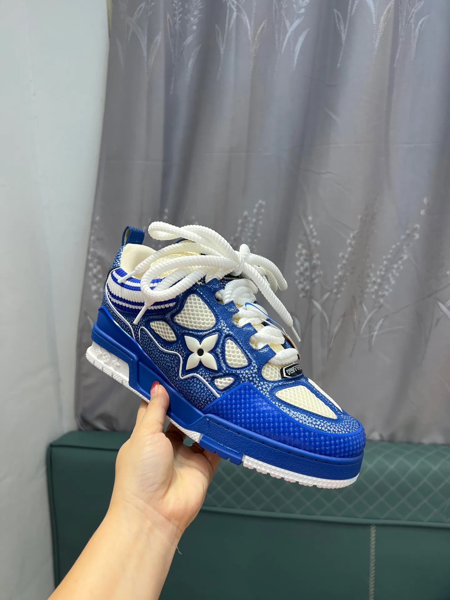Men's men's shoes💰800 LV top version Jigglypuff new model Purchasing quality LV~Louis Vuitton LV TRAINER's best-looking sneakers, Donkey Brand strongly recommends new products, official website limited edition retro basketball sneakers! Both high-top and low-top models spent money to purchase 1:1 accurate reproductions of the originals. The details are invincible and full of sincerity. The imported custom-made original cowhide leather is the same as the original package. The details are 100% restored. The private model customizes the original one-piece TPU outsole. It is different from other brands. Without the original version, this effect cannot be achieved!                Men's and women's models 35-40 39-45 (46 is custom-made and cannot be returned or exchanged)